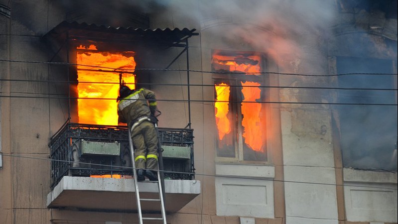 У Луцьку на Собороності горить будинок: на місці працюють рятувальники
