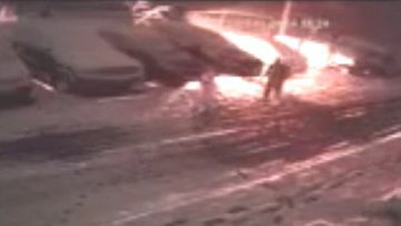 У Луцьку невідомий підпалив автомобіль і втік. ВІДЕО