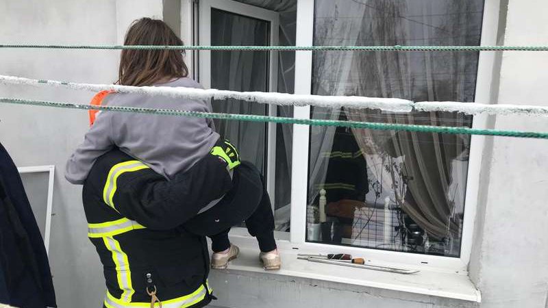 Волинські рятувальники визволили трирічну дитину, яка зачинилась у хаті. ФОТО