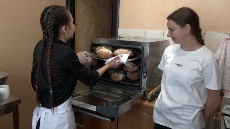 «Готуємо з хорошими думками»: підлітки з Луцька спекли для військових понад 600 кілограмів хліба