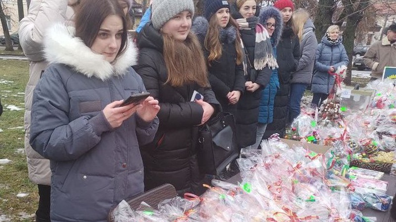 У Луцьку на благодійному ярмарку зібрали майже 20 тисяч гривень для дворічного киянина