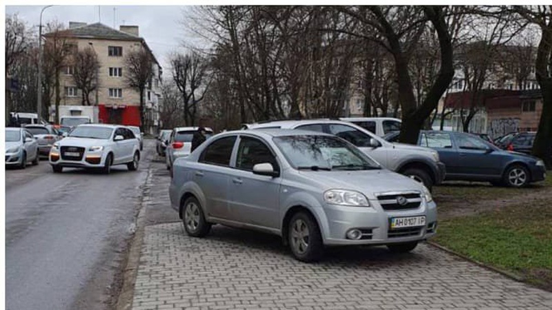 У Луцьку водіям виписали штрафи за паркування на тротуарі та газоні.ФОТО