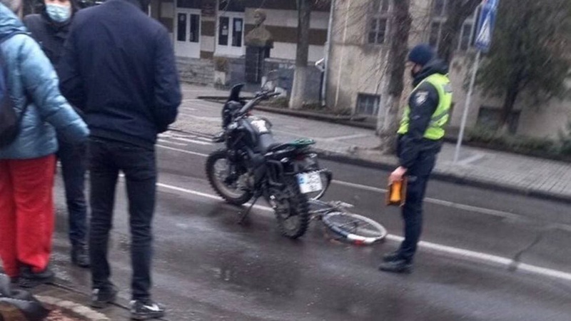 ДТП у Луцьку: на Винниченка мотоцикліст збив велосипедистку