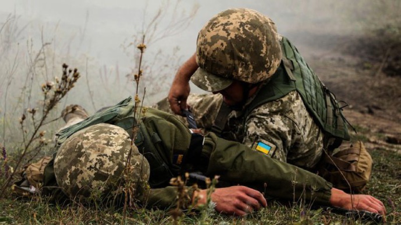 На Донбасі підірвався український військовий
