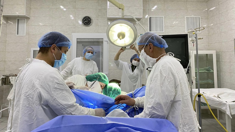 Нововолинські хірурги видалили жінці матку без розрізу