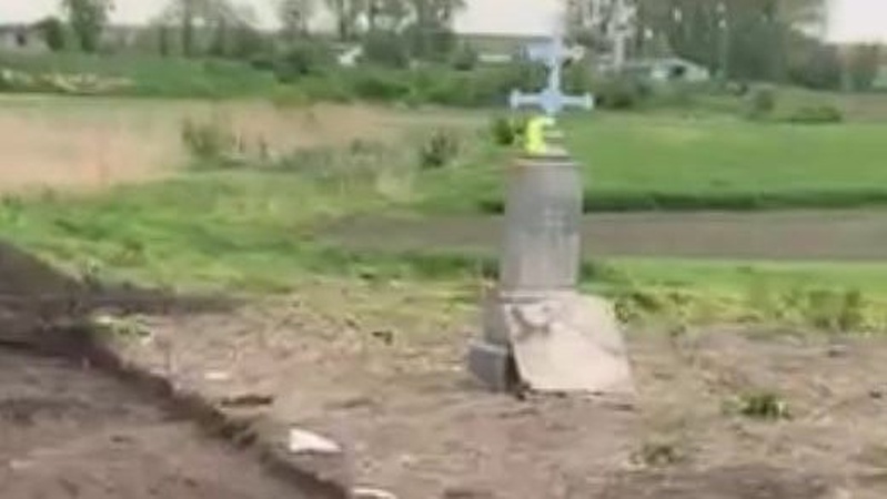 Скандал у селі на Волині: священник Московського патріархату веде незрозумілі розкопки