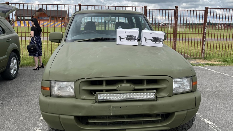 Боратинська громада передала автомобілі та дрони на потреби військових