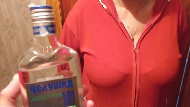 У Луцьку виявили жінку, яка продавала з квартири сурогатний алкоголь