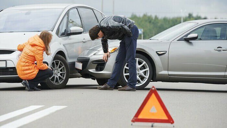 У Луцьку – ДТП: BMW зіткнулася з «ніссаном» та протаранила білборд