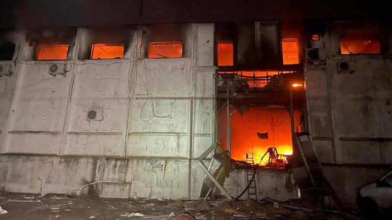 Ворог атакував Дніпропетровщину дронами-камікадзе: від пожежі на підприємстві постраждали люди