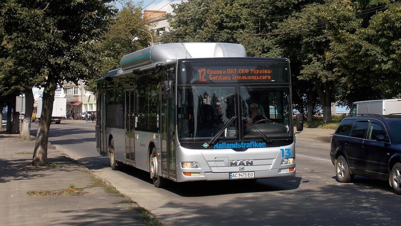 На маршрут №12 у Луцьку замість 12 малих виїхали 6 великих автобусів. ФОТО