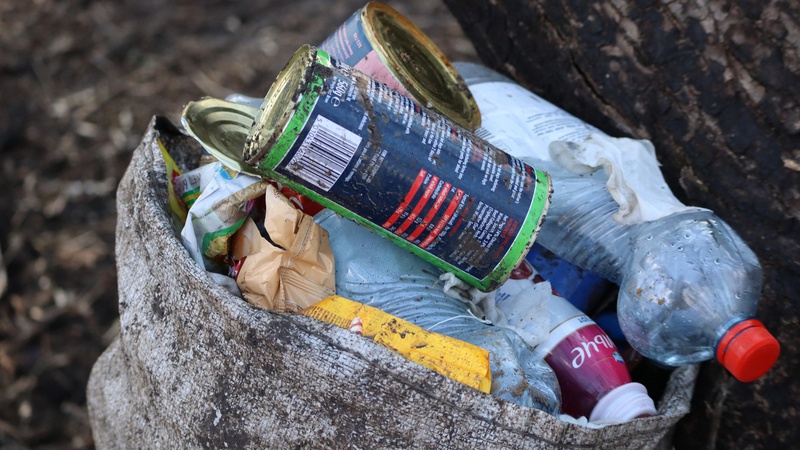 «Бо це їхня земля»: бійці волинської бригади прибирають сміття навіть на передовій