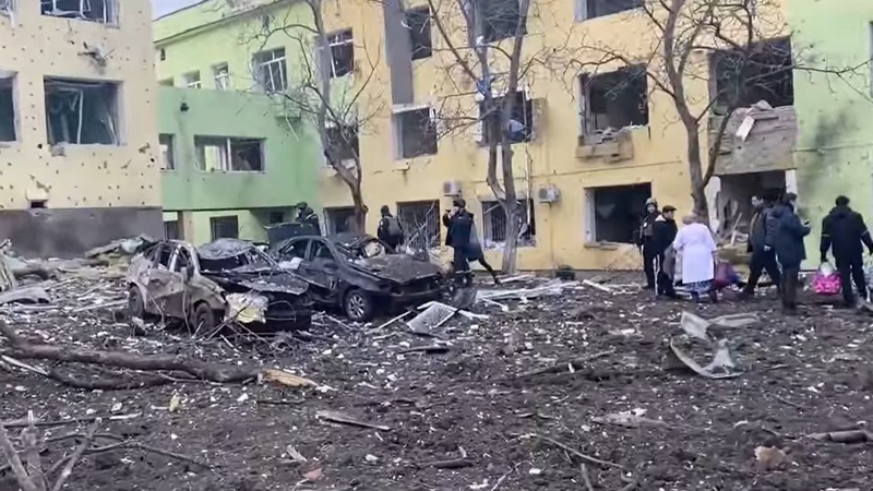 Російські окупанти обстріляли пологовий будинок у Маріуполі: багато поранених і вбитих жінок. ВІДЕО