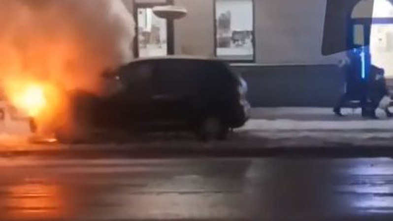 У центрі Луцька горить автівка. ВІДЕО
