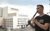 Музикант гурту Go-A з Волині грає на сопілці з Лесиного ясена