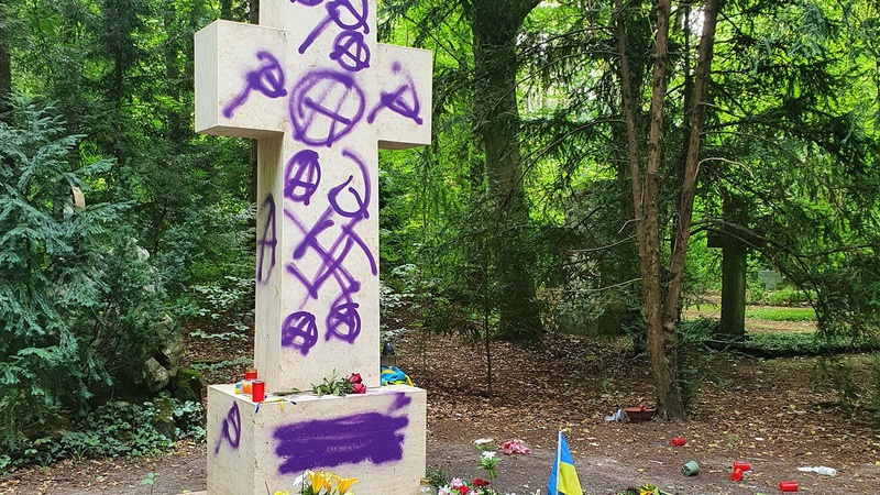 Серп і молот: вандали вкотре осквернили могилу Степана Бандери