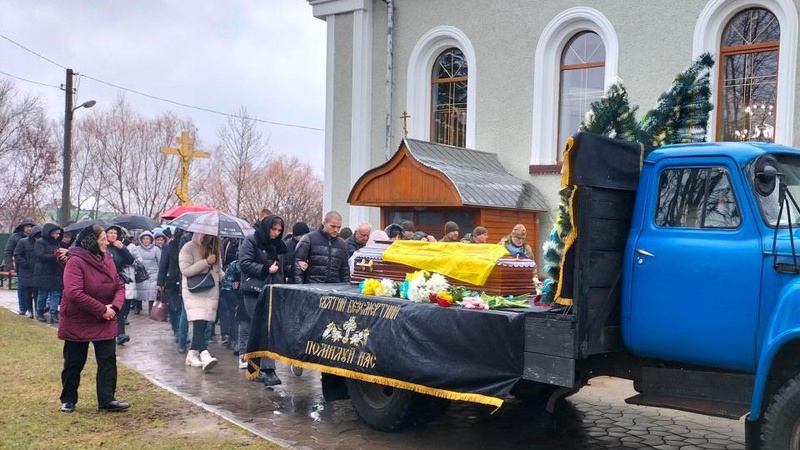 Небо плакало дощем: у Рожищі провели в останню дорогу бійця ЗСУ Валерія Каліша