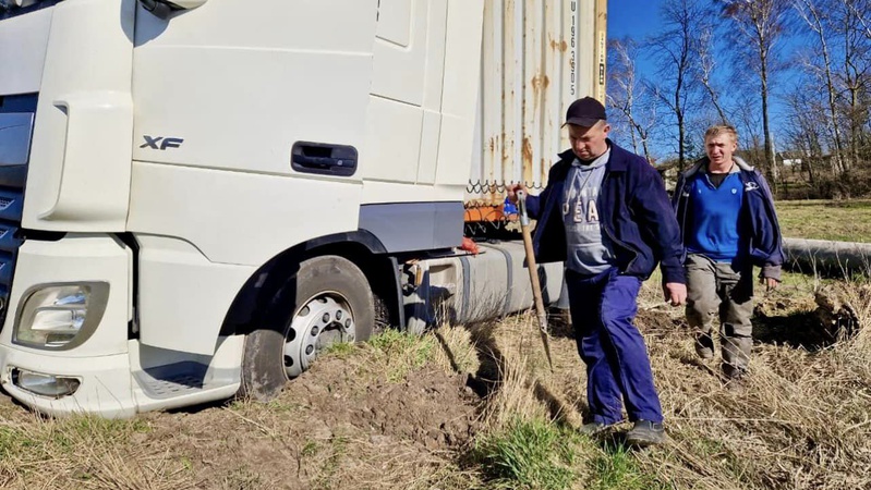 На Володимирщині застрягла та перекрила рух вантажівка