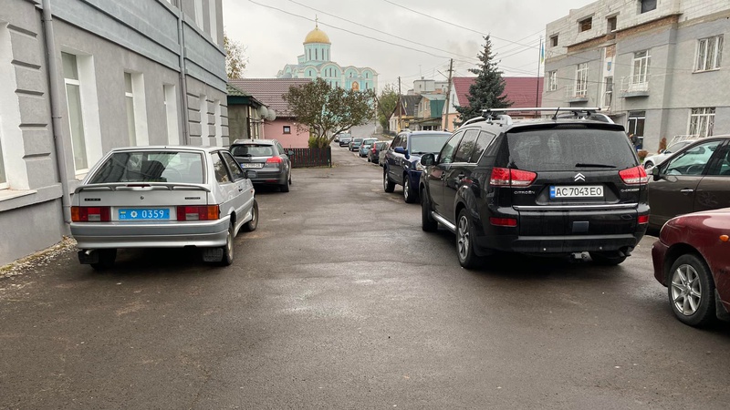 У Володимирі поліція паркується з порушенням правил біля районного відділу, – громадський активіст
