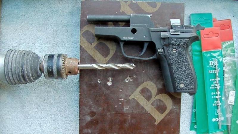 У Луцьку судили чоловіка, який переробляв стартові пістолети у травматичні