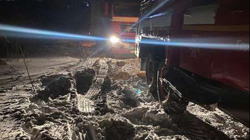 У Луцькому районі застрягла фура в сніговому заметі: працювали рятувальники