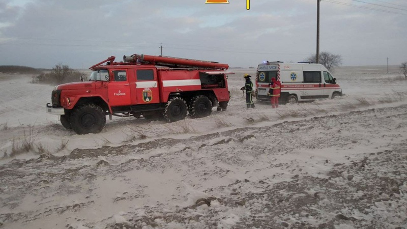Снігова заметіль: на Волині рятувальники відбуксували «швидку», яка мчала до хворої на виклик