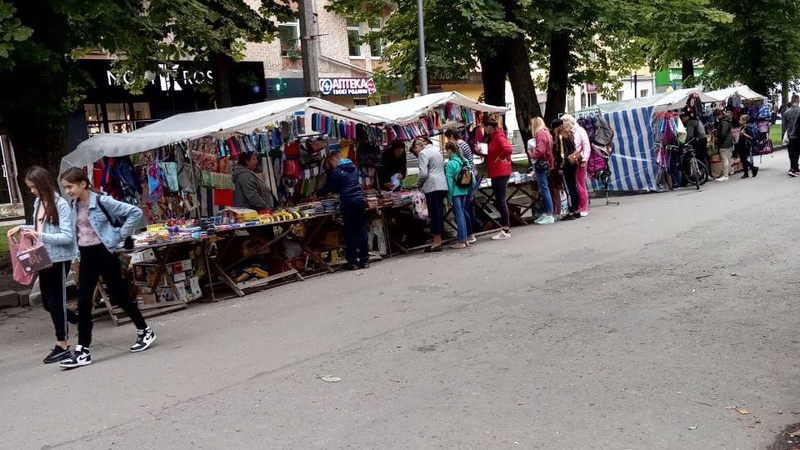 У місті на Волині муніципали оштрафували продавців шкільного ярмарку
