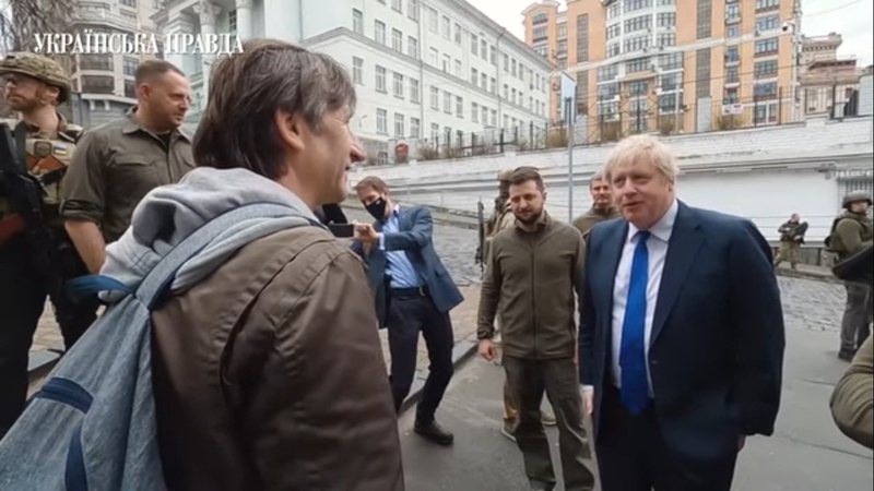 «Я такий радий, Борис», – прем’єра Британії у центрі Києва вітав його прихильник. ВІДЕО