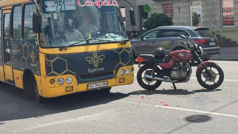 У Луцьку в аварії травмувався мотоцикліст: на місце приїхала «швидка»