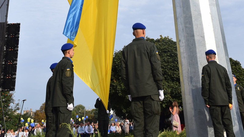 У Луцьку підняли найбільший на Волині прапор України і вручили державні нагороди. ФОТО. ВІДЕО