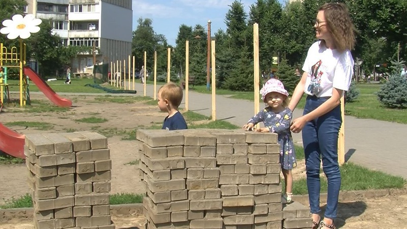 У Луцьку почали демонтаж дитячого майданчика на проспекті Молоді. ВІДЕО