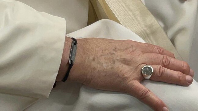 Папа Римський одягнув браслет зі сталі «Азовсталі»