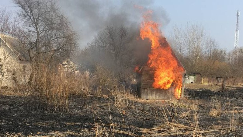 Зловили людей, які, підпаливши траву, спалили дачний будинок