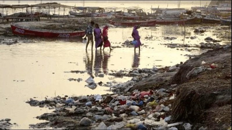 Десятки людських тіл вимило на берег Гангу в Індії