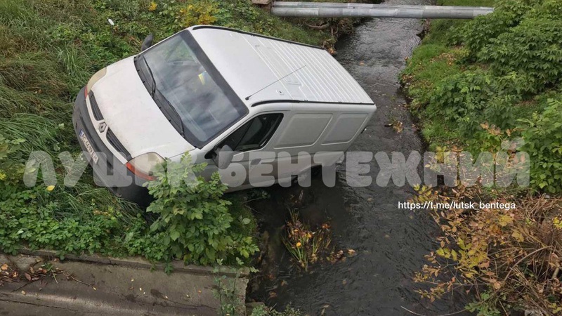 У центрі Луцька бус злетів в річку. ФОТО