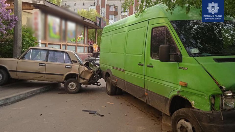 У Луцьку п’яний водій протаранив три припарковані авто. ФОТО
