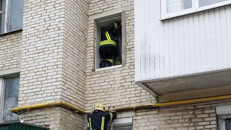 У Ковелі рятувальники відчинили квартиру, в якій перебувала 2-річна дитина