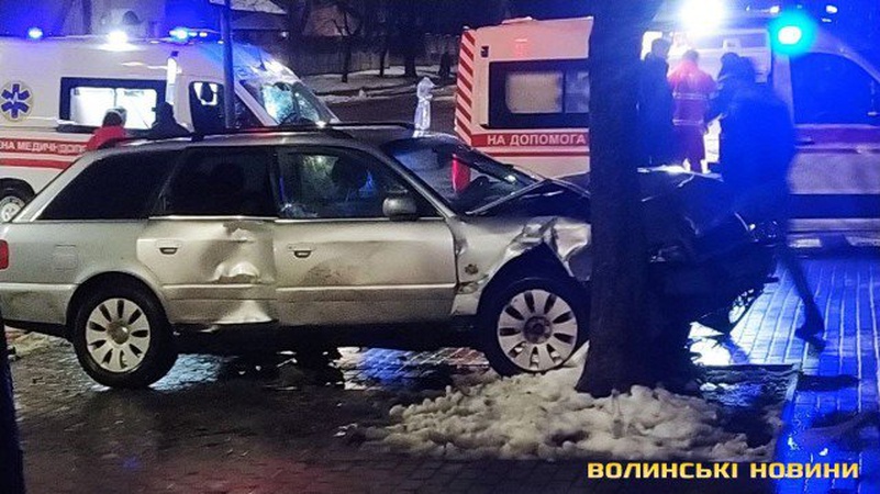 Від удару автівка влетіла в зупинку: у Луцьку зіткнулися два легковики