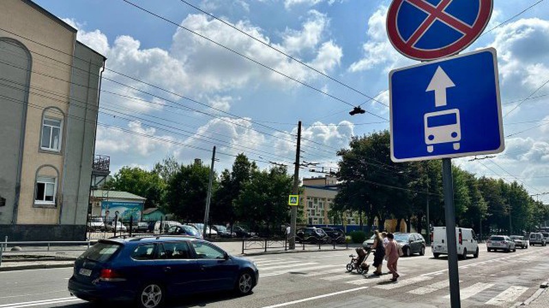 У Луцьку біля ринку виокремили смугу для громадського транспорту