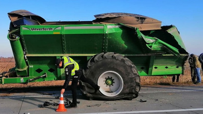 На автодорозі Київ – Ковель – Ягодин вантажівка не розминулась з трактором: є потерпілий