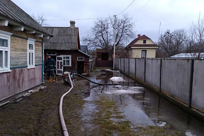 Рятувальники викачували воду з підтоплених будинків волинян