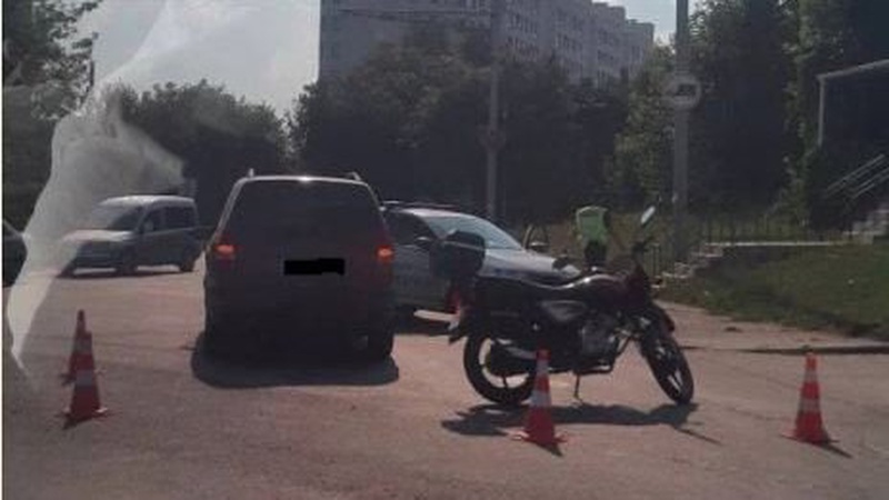 У Луцьку аварія з потерпілими: мотоцикл не розминувся з Opel