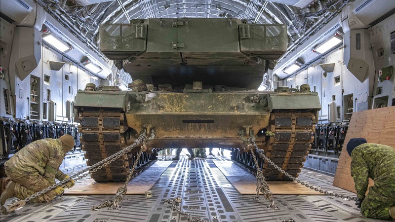 Канада відправила в Україну перший танк  Leopard 2. ВІДЕО