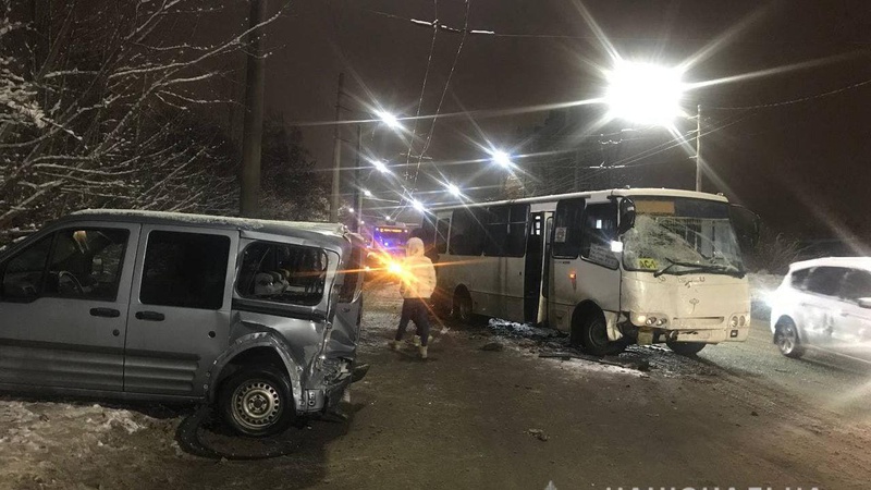 У Луцьку трапилася аварія за участю пасажирського автобуса, є постраждалі