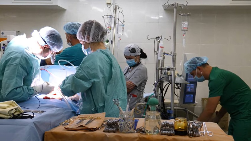 Волинські лікарі 13 годин оперували пацієнтку з рідкісною патологією серця