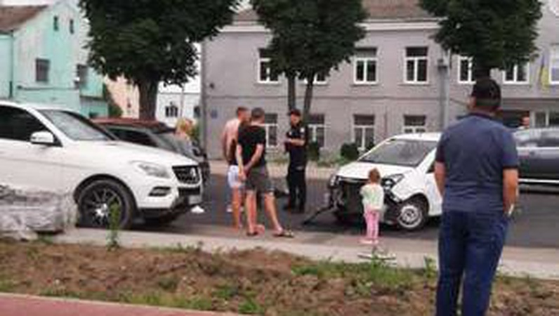 На свіженькому асфальті: у Луцьку – перша аварія на оновленому проспекті. ФОТО. ВІДЕО