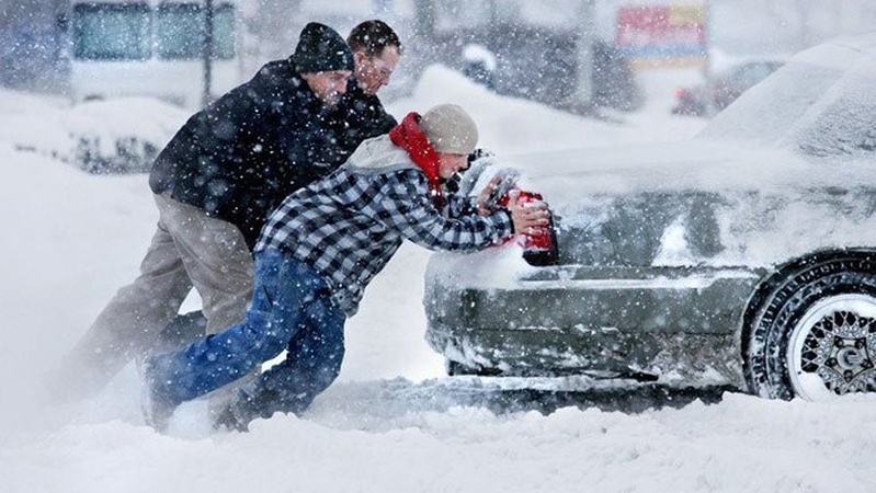 На Волині – снігопад: поліція закликає водіїв не виїжджати власним транспортом