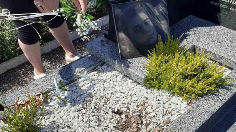 У Нововолинську на кладовищі вандали викопують рослини з могил