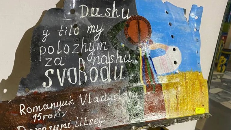Волиняни у Варшаві презентували виставку дитячих малюнків на уламках ракет. ВІДЕО