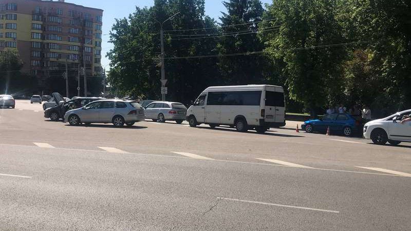 Рух ускладнений: у Луцьку – аварія біля історичного.ФОТО